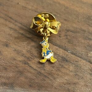 Disney‎ Donald Duck Gold Bow pin